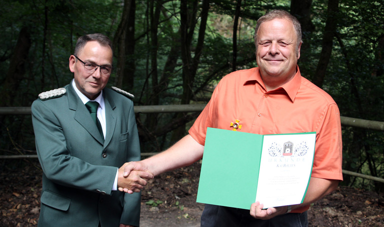 Kai Bolten mit dem goldenen Ehrenkreuz geehrt 52 17 7 2019Bolten vor1